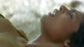 Macho met une porno sex video gratuite fille rousse sur sa bite juste dans les escaliers