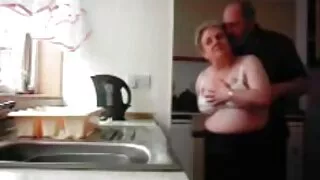 Le mec baise une femme mûre dans la salle de scene sexe gratuit bain, elle lui fait une pipe et remplace sa chatte humide