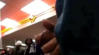 Tout le monde ne sait pas baiser les filles, mais un homme l'a montré dans film sexe italien gratuit la bite avec une brune