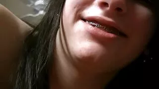 La brune a attendu son homme et s'est engagée à arabe sex gratuit baiser avec lui