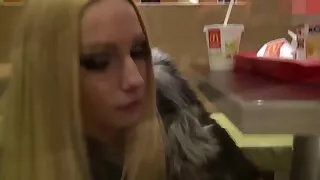 Belle jeune fille baisée par vidéos de sexe gratuit un mec pendant que son mari regarde