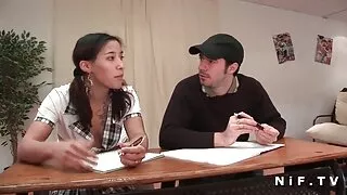 Sexe inattendu d'un jeune couple dans la cuisine dans film sexe amateur francais la chatte