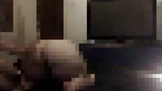 Beau caresse le trou du cul d'une brune, le film sexe amateur gratuit réchauffant avant de baiser