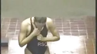Poussin suce la bite d'un gars robuste et éjacule violemment vidéo amateur sexy gratuit