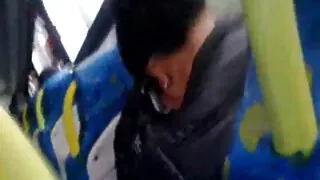 Le jeune homme persistant a répandu l'ami de sa femme pour le sexe dans le sexe film gratuit vagin et l'a apprécié sur le canapé blanc