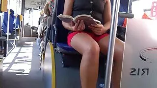 Jeune mec baise une femmes mures nues gratuit femme russe sur un canapé noir