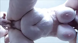 La fille video sexe amteur gratuit suce la bite du mec et l'amène à l'orgasme