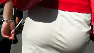 Belle blonde élancée a donné un massage des pieds à la bite videos sexes gratuites d'un mec
