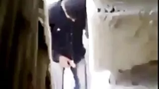 Brune suce la bite d'un mec téméraire à la sexe film gratuit maison