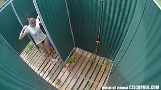 Un voisin russe baise un voisin en levrette sur le videos de sexe gratuit pas de la porte de l'appartement