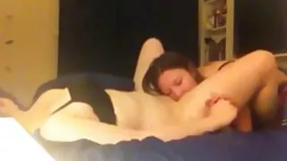 Deux lesbiennes vidéo amateur sexy gratuit russes se sont retirées dans un environnement familial pour baiser avec un strapon