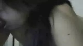 Mec tatoué baise jolie fille sexe gratuit film sur le lit