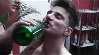 Jeune servante reçoit une bite dans la bouche et arabe sex gratuit le cul