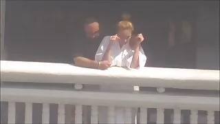 La salope a mis ses oreilles sur sa tête et regarder sex gratuit voulait une bite