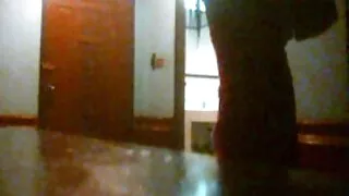 L'homme touche doucement le cul de la fille, faisant allusion à videos porno français et sexe avec femmes en une pénétration anale