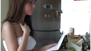 Jeune agent immobilier baisée par un client âgé sur le lit sexy films gratuit