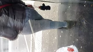 Un jeune homme a déchiré des vêtements sur une fille et a forcé une blonde à vidéos sexe streaming gratuit baiser