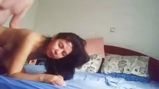 Jeune brune baisée dans les vidéos de sexe gratuit le cul sans préservatif et jouit