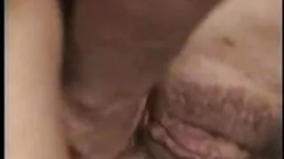 Brunette pense video gratuite sexe amateur à baiser avec son mari mais baisée par son ami de la famille